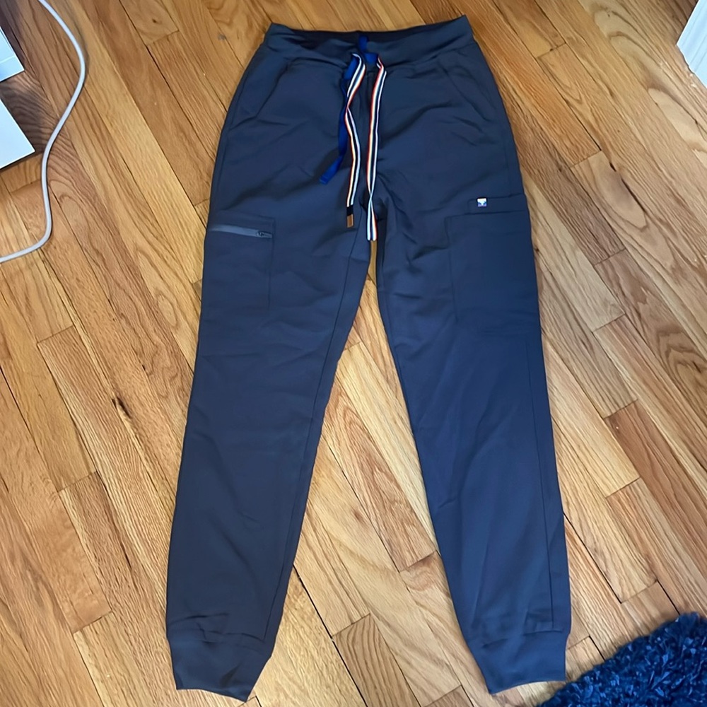 Figs Zamora Charcoal Scrub Pants Women’s Size XS- Pride Edition Strings